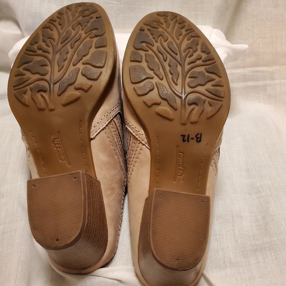 Earth Slide Shoe Taupe Suede 2" Stacked Block Heel Silver Studs on Front Size 8B - Picture 6 of 10